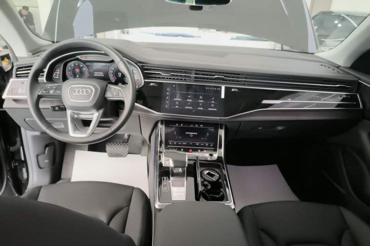 Used Audi Q8 2023 55 TFSI Luxury Dynamic Edition Audio And AC Panel