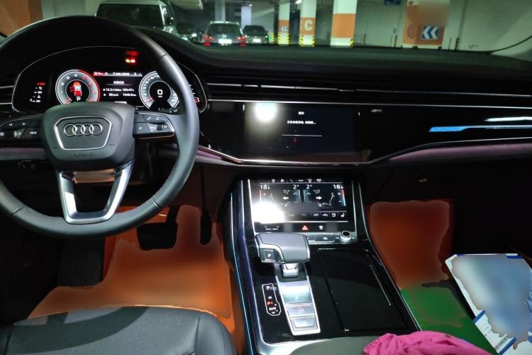 Used Audi Q8 2023 55 TFSI Luxury Dynamic Edition Center Console