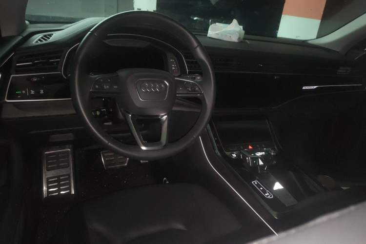 Used Audi Q8 2023 55 TFSI Luxury Dynamic Edition Center Console
