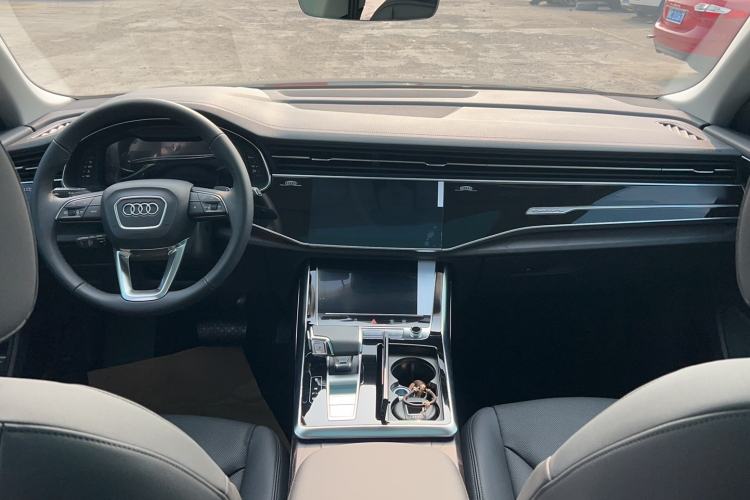 Used Audi Q8 2023 55 TFSI Luxury Dynamic Edition Center Console