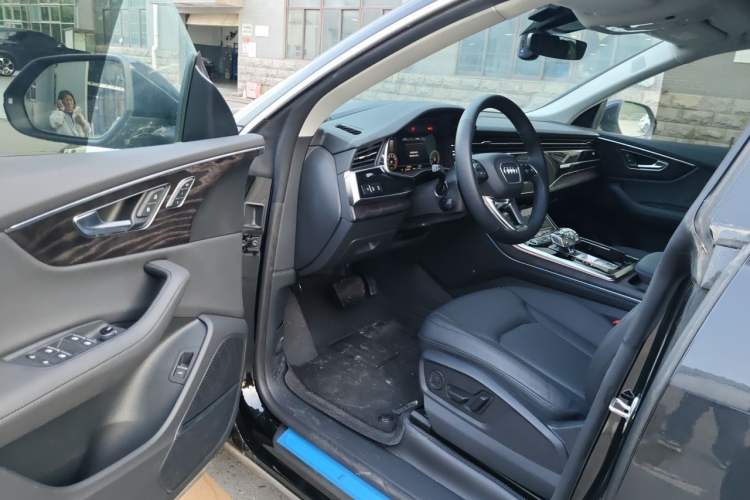 Used Audi Q8 2023 55 TFSI Luxury Dynamic Edition Driver Seat
