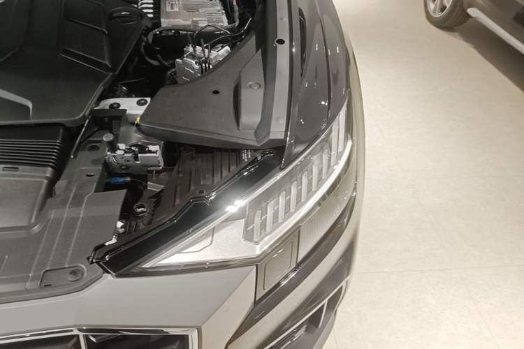 Used Audi Q8 2023 55 TFSI Prestige Dynamic Edition Engine Bay Left