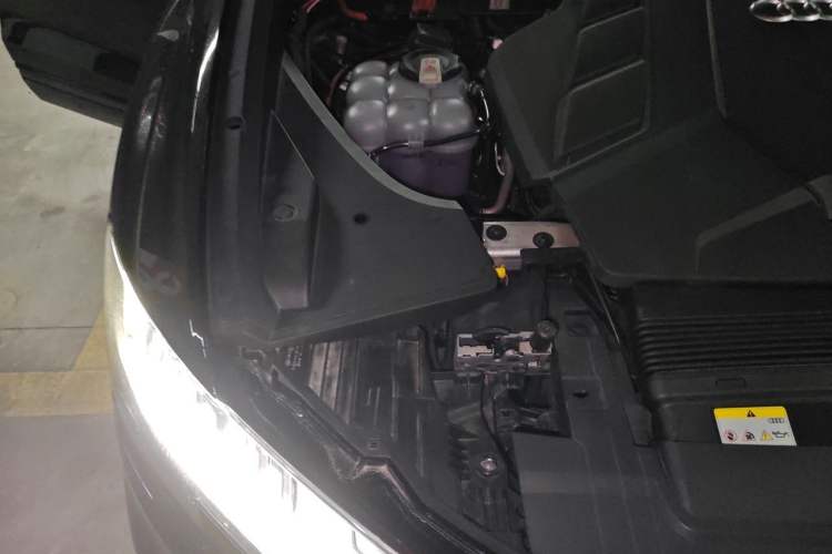 Used Audi Q8 2023 55 TFSI Luxury Dynamic Edition Engine Bay Right