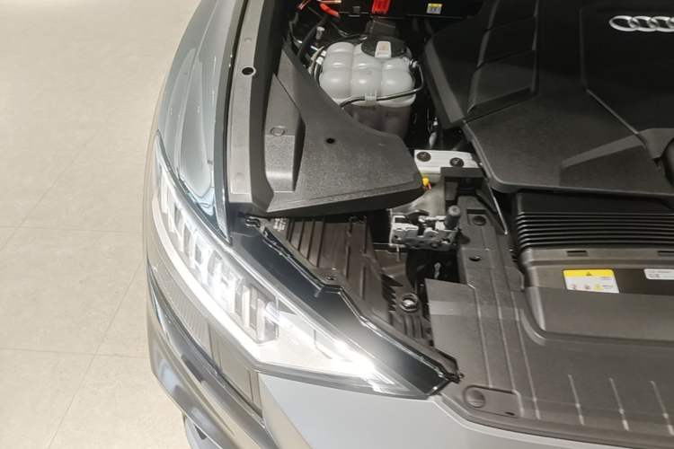 Used Audi Q8 2023 55 TFSI Prestige Dynamic Edition Engine Bay Right