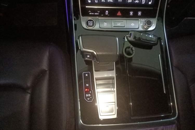 Used Audi Q8 2023 55 TFSI Luxury Dynamic Edition Gear Lever