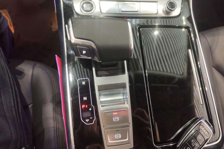 Used Audi Q8 2023 55 TFSI Luxury Dynamic Edition Gear Lever