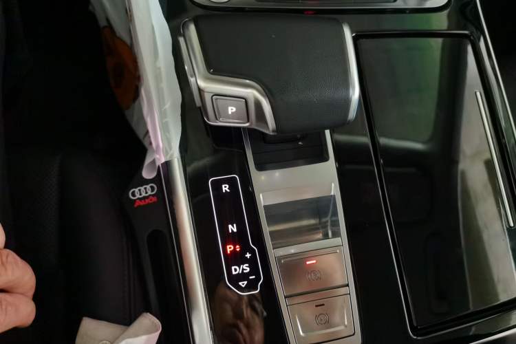 Used Audi Q8 2023 55 TFSI Luxury Dynamic Edition Gear Lever