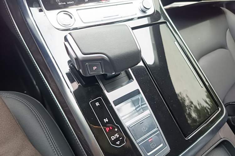 Used Audi Q8 2023 55 TFSI Luxury Dynamic Edition Gear Lever