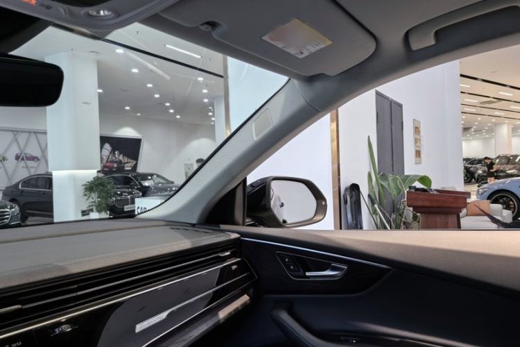 Used Audi Q8 2023 55 TFSI Luxury Dynamic Edition Interior 3