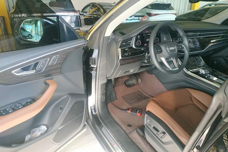Used Audi Q8 2023 55 TFSI Luxury Dynamic Edition Interior 3