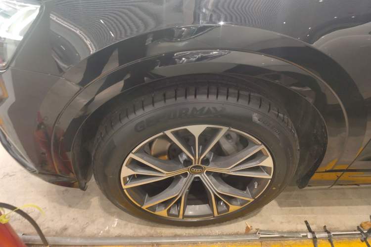 Used Audi Q8 2023 55 TFSI Luxury Dynamic Edition Left Front Wheel Hub