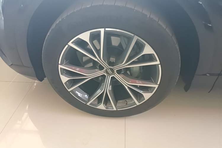 Used Audi Q8 2023 55 TFSI Luxury Dynamic Edition Left Front Wheel Hub