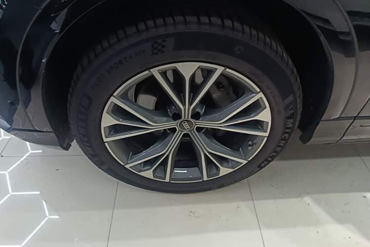 Used Audi Q8 2023 55 TFSI Luxury Dynamic Edition Left Front Wheel Hub