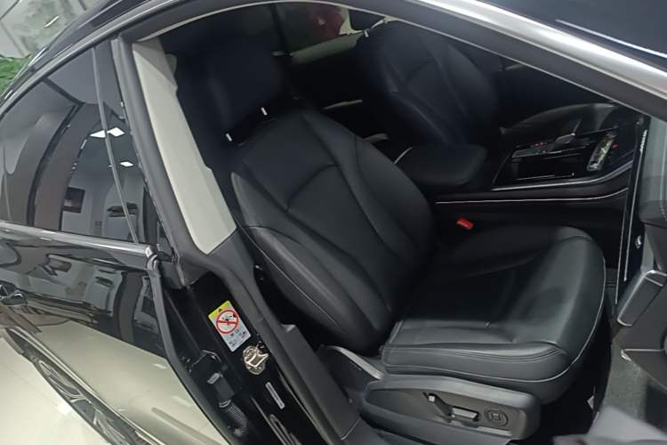 Used Audi Q8 2023 55 TFSI Luxury Dynamic Edition Right Front Seat