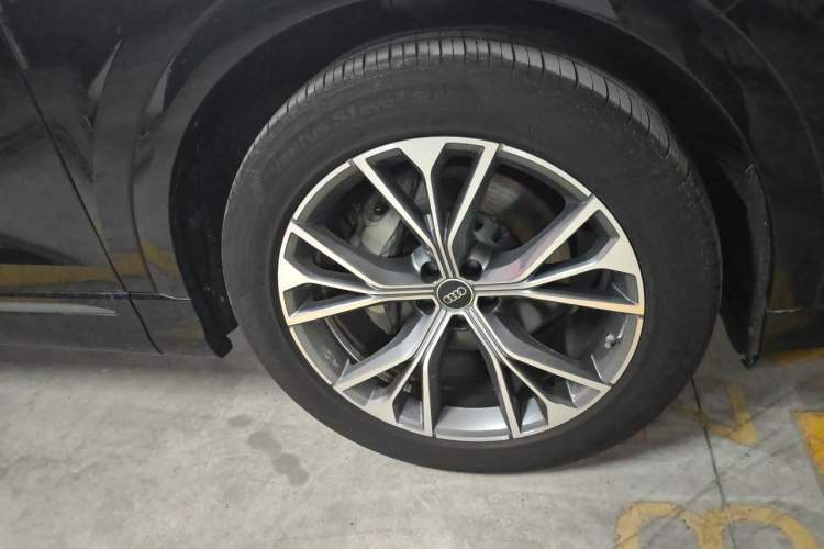 Used Audi Q8 2023 55 TFSI Luxury Dynamic Edition Right Front Wheel Hub