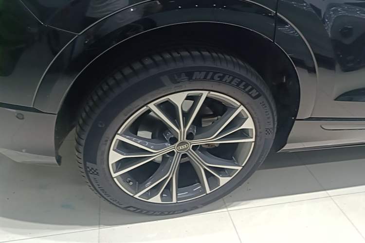 Used Audi Q8 2023 55 TFSI Luxury Dynamic Edition Right Rear Wheel Hub