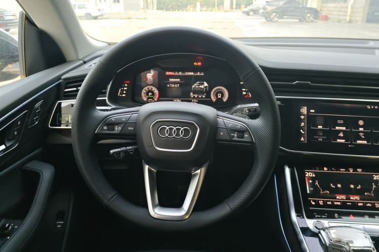 Used Audi Q8 2023 55 TFSI Luxury Dynamic Edition Steering Wheel