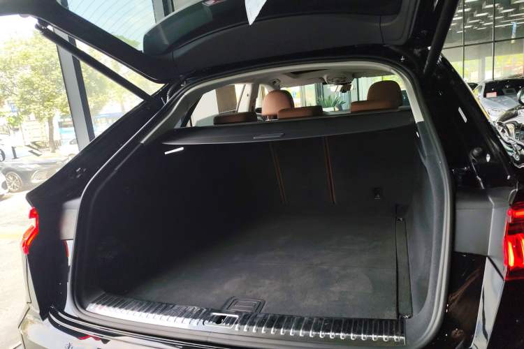 Used Audi Q8 2023 55 TFSI Luxury Dynamic Edition Trunk