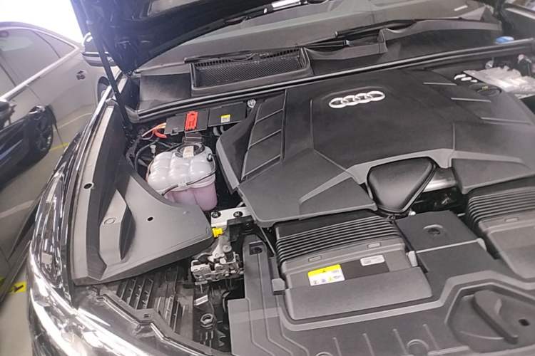 Used Audi Q8 2024 55 TFSI Luxury Dynamic Model Engine Bay Right
