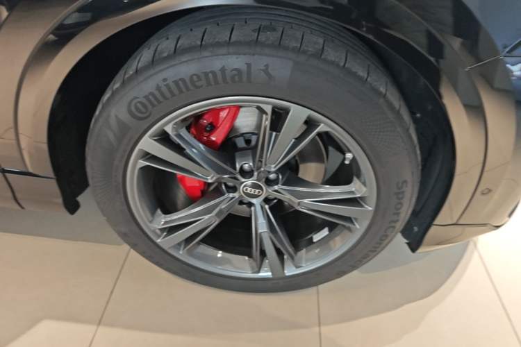 Used Audi Q8 2024 55 TFSI Luxury Dynamic Model Right Front Wheel Hub