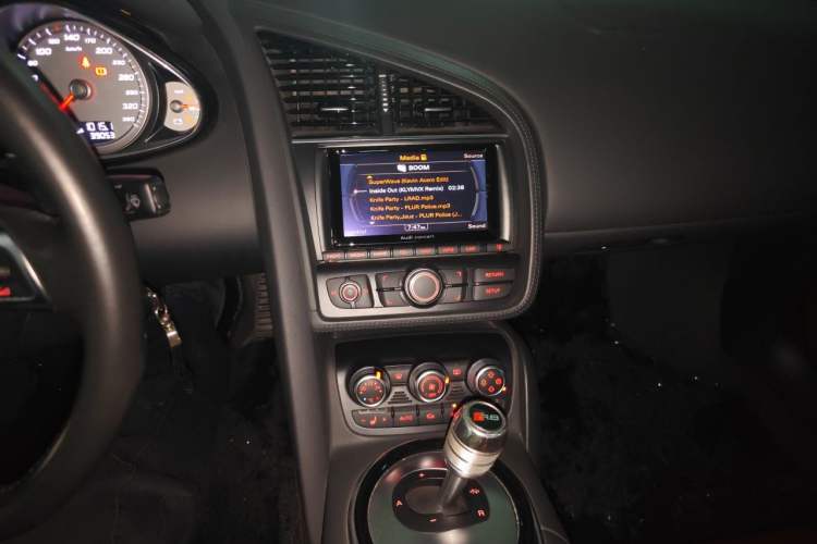 Used Audi R8 2014 Spyder 4.2 FSI quattro Audio And AC Panel
