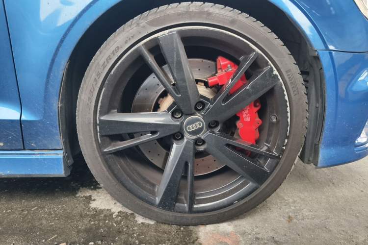 Used Audi RS 3 2017 RS 3 2.5T Limousine Right Front Wheel Hub