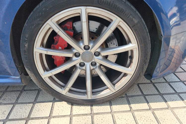 Used Audi RS 5 2013 RS 5 Cabriolet Right Front Wheel Hub