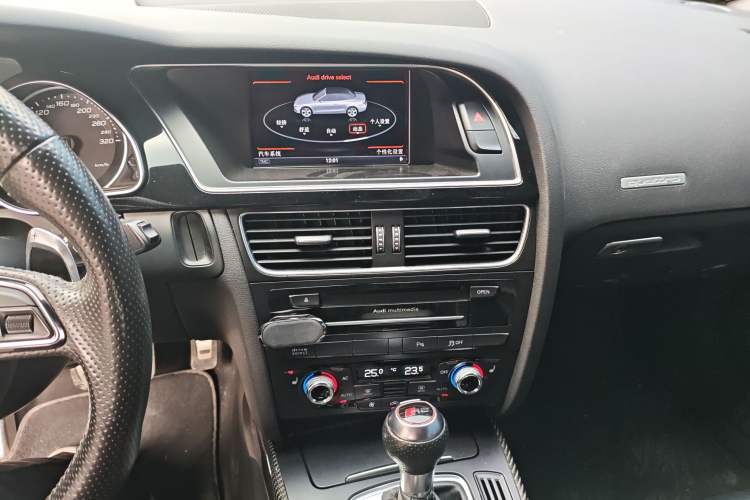 Used Audi RS 5 2013 RS 5 Cabriolet Audio And AC Panel