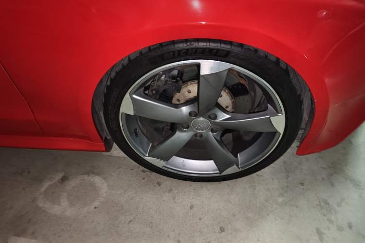 Used Audi RS 5 2013 RS 5 Cabriolet Right Front Wheel Hub