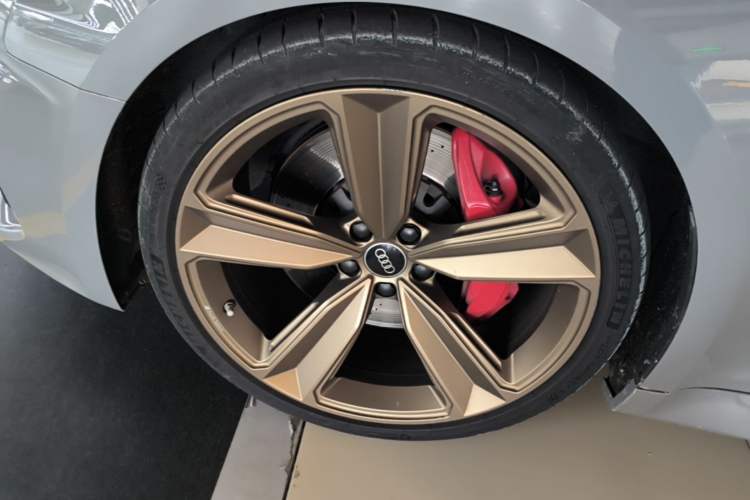 Used Audi RS 5 2022 RS 5 2.9T Sportback Dark Gold Edition Left Front Wheel Hub