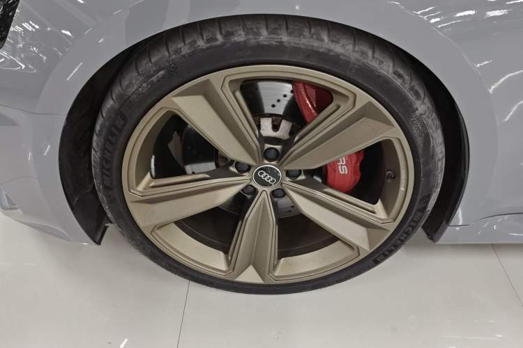 Used Audi RS 5 2022 RS 5 2.9T Sportback Dark Gold Edition Left Front Wheel Hub