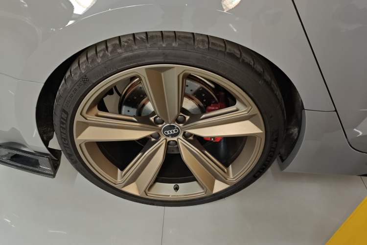 Used Audi RS 5 2022 RS 5 2.9T Sportback Dark Gold Edition Right Rear Wheel Hub