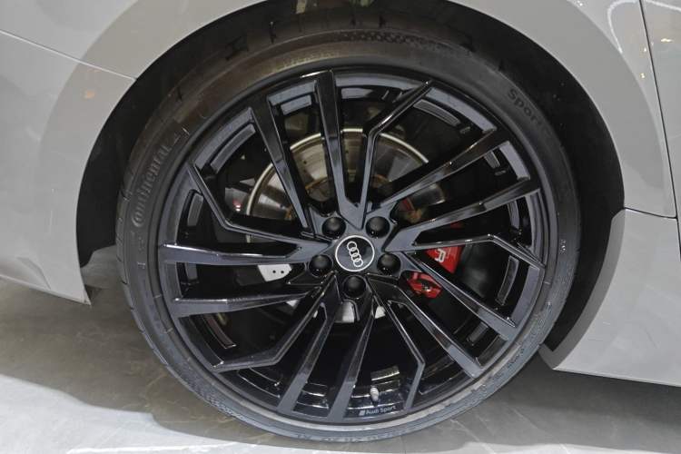 Used Audi RS 5 2022 RS 5 2.9T Sportback Obsidian Edition Right Rear Wheel Hub