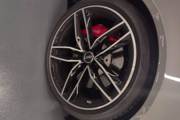 Used Audi RS 6 2016 RS 6 4.0T Avant Right Front Wheel Hub