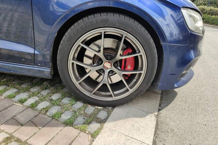 Used Audi S3 2017 Year Restyled S3 2.0T Limousine Right Front Wheel Hub