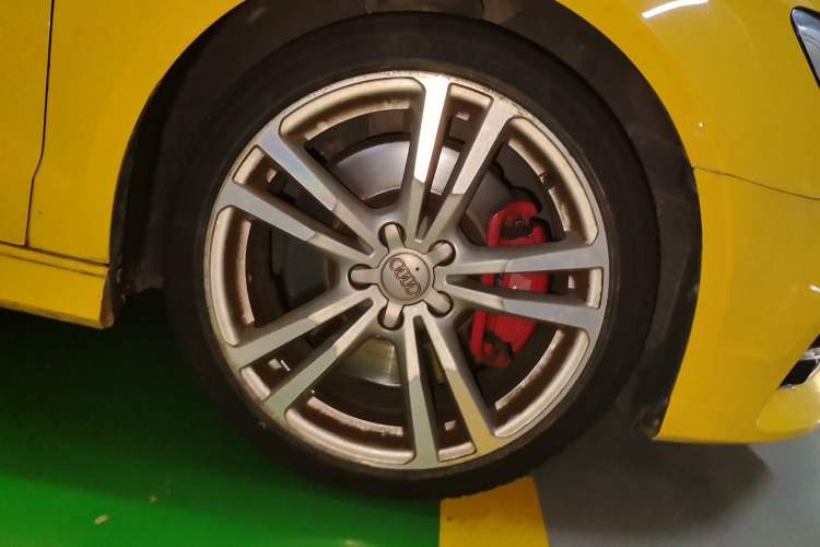Used Audi S3 2017 Year Restyled S3 2.0T Limousine Right Front Wheel Hub