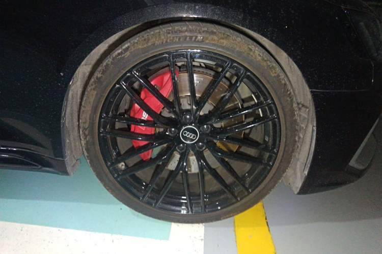 Used Audi S4  Right Front Wheel Hub