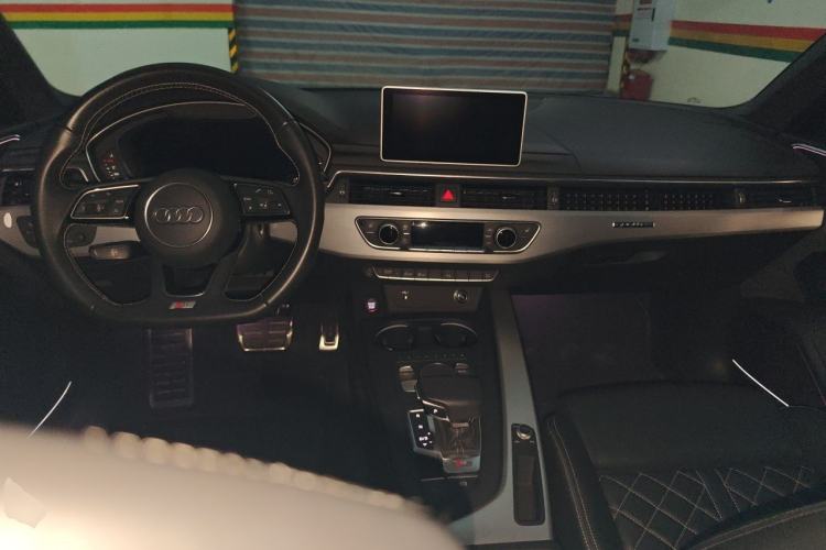 Used Audi S4 2018 S4 3.0TFSI Center Console
