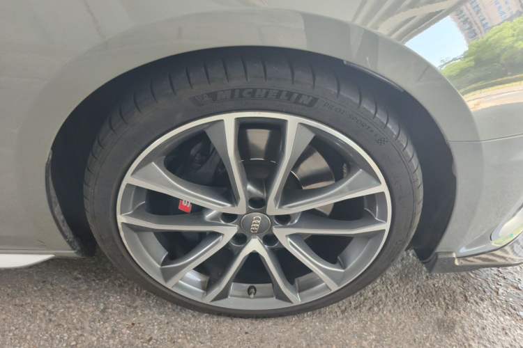 Used Audi S4  Right Front Wheel Hub