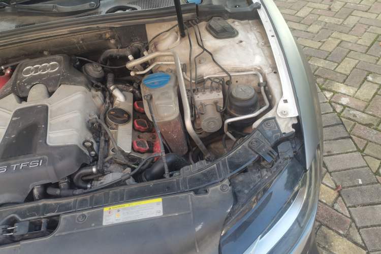Used Audi S5 2010 S5 3.0T Sportback Engine Bay Left