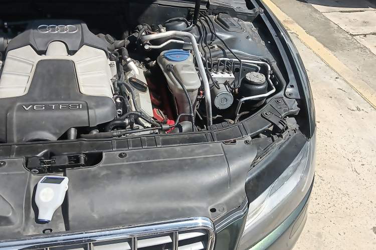 Used Audi S5 2010 S5 3.0T Sportback Engine Bay Left