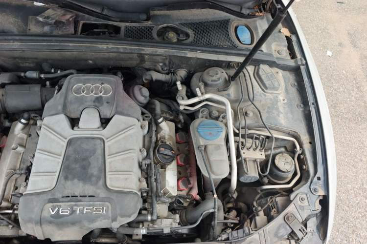 Used Audi S5 2010 S5 3.0T Sportback Engine Bay Left