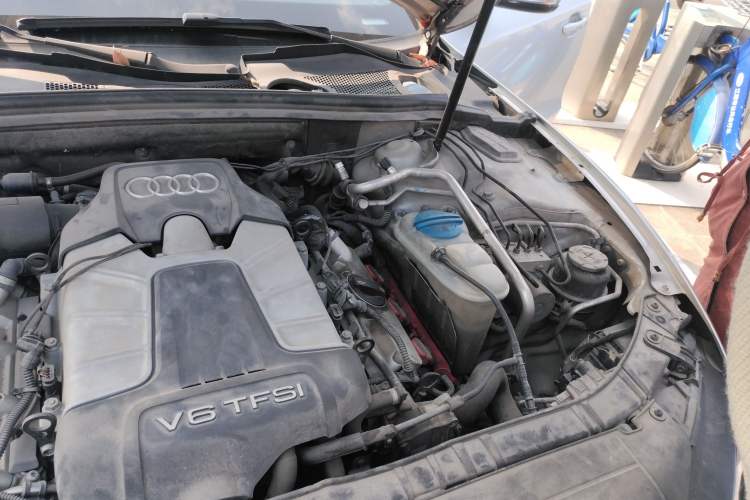 Used Audi S5 2010 S5 3.0T Sportback Engine Bay Left