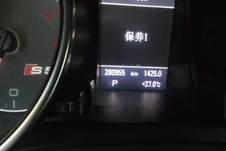 Used Audi S5 2010 S5 3.0T Cabriolet Odometer Close Up
