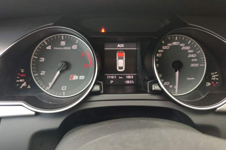 Used Audi S5 2010 S5 3.0T Sportback Odometer Close Up