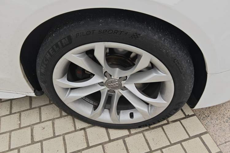Used Audi S5 2012 S5 3.0T Cabriolet Right Front Wheel Hub