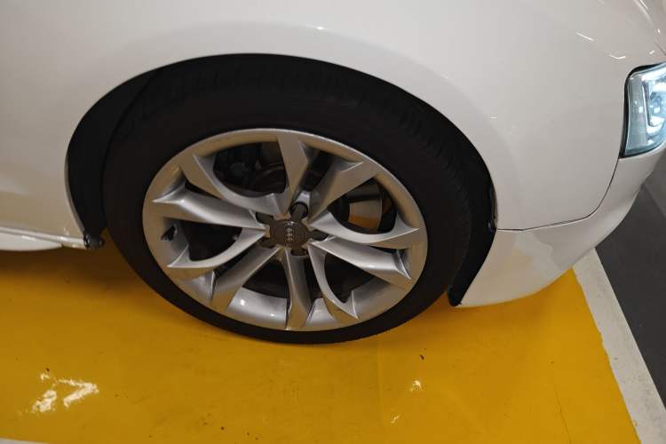 Used Audi S5 2012 S5 3.0T Cabriolet Right Front Wheel Hub