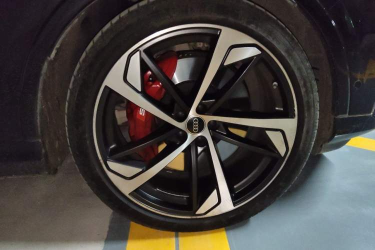 Used Audi SQ7 2024 4.0 TFSI Night Knight Edition Right Front Wheel Hub