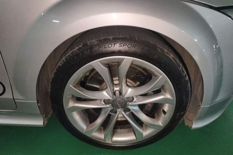 Used Audi TTS 2011 TTS Roadster 2.0TFSI quattro Right Front Wheel Hub
