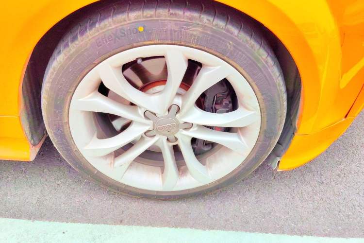 Used Audi TTS 2011 TTS Roadster 2.0TFSI quattro Right Front Wheel Hub
